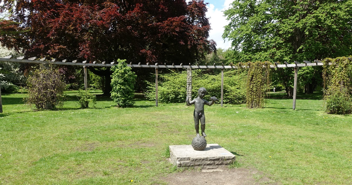 Hamburg am 19.5.2021: Plastik „Knabe mit Fischen“, ca. 1925, Bildhauer Oskar Ulmer, ursprnglich aus Bronze, in den 1970er Jahren gestohlen, 2002 Kunststoff-Replik, Standort: bei den Rosengrten im Stadtpark Winterhude) /