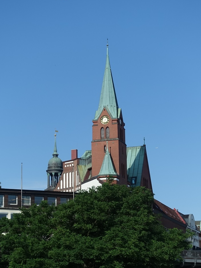 Hamburg am 19.7.2019: Turm der Gustaf-Adolfs-Kirche (Gustaf Adolfskyrkan) in der Ditmar-Koel-Strae gegenber den St. Pauli-Landungsbrcken,  sie trgt den Namen des schwedischen Knigs Gustav II Adolf, am 12. Mai 1907 geweiht /