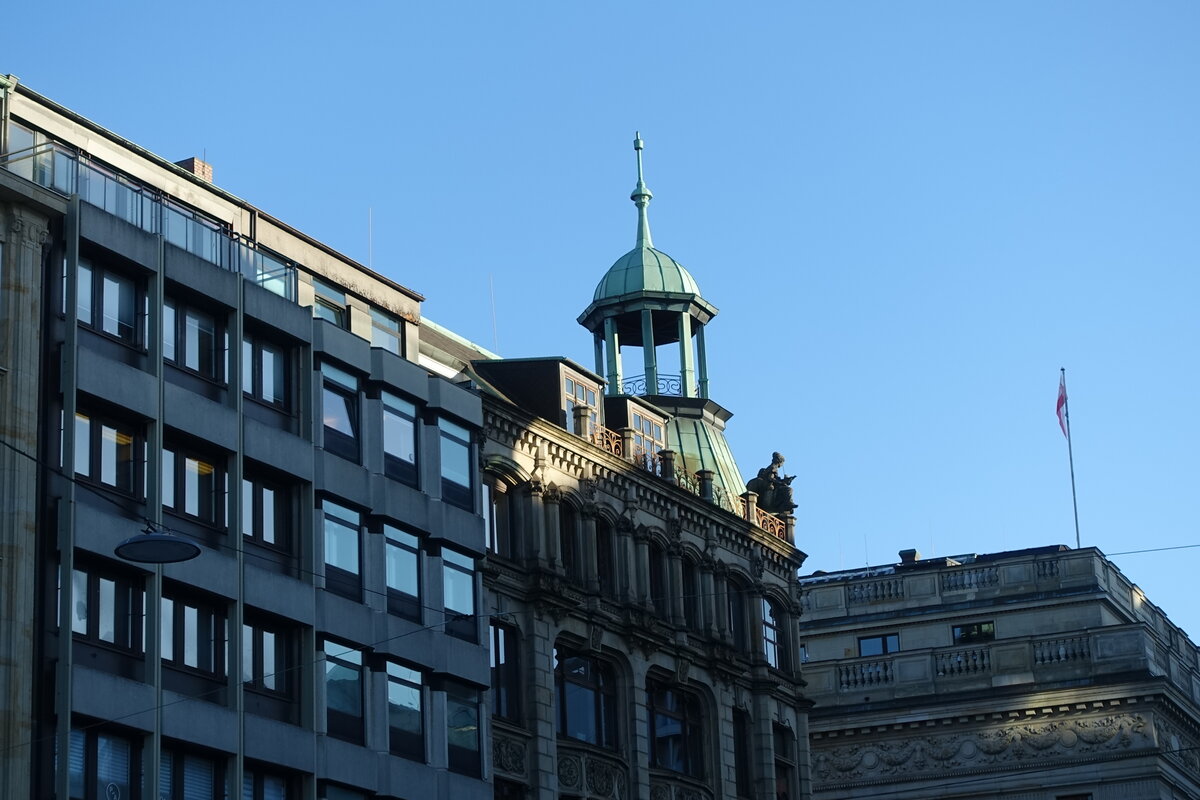 Hamburg am 20.12.2021: Eckgiebel mit Laterne am 1900 erbauten „Haus Alsterthor“ an der Kreuzung Alstertor/Ferdinandstrae in der Altstadt /