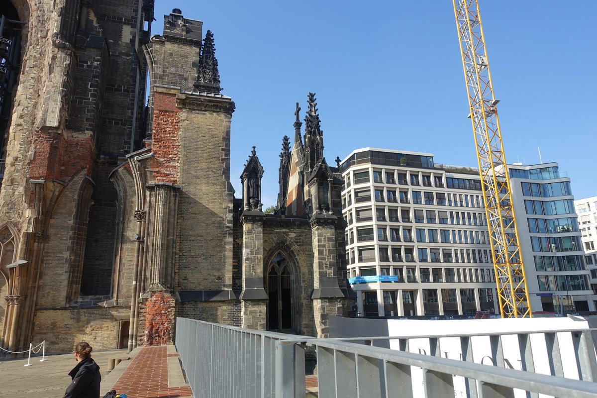 Hamburg am 20201001: Alt und Neu nebeneinander, links das Mahnmahl St. Nikolai, rechts moderne Bauten /