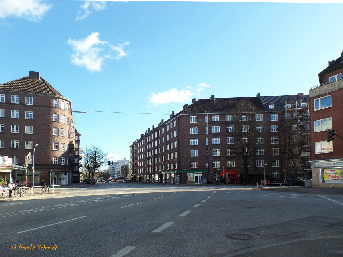 Hamburg am 20.3.2018: Bundesstrae 5 (Winterhuder Weg) die hier die Stadtteile Uhlenhorst (rechts) und Barmbek-Sd trennt /