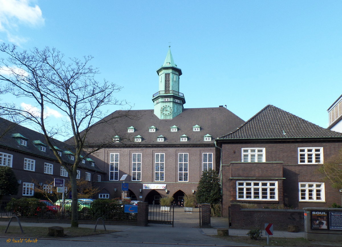 Hamburg am 20.3.2018: Heilandskirche der ev.-luth. Kirchengemeinde Winterhude-Uhlenhorst im Stadtteil Uhlenhorst, 1926-1928 wurde die Dreiflgelanlage mit groem Vorhof errichtet, der Architekt war Emil Heynen /