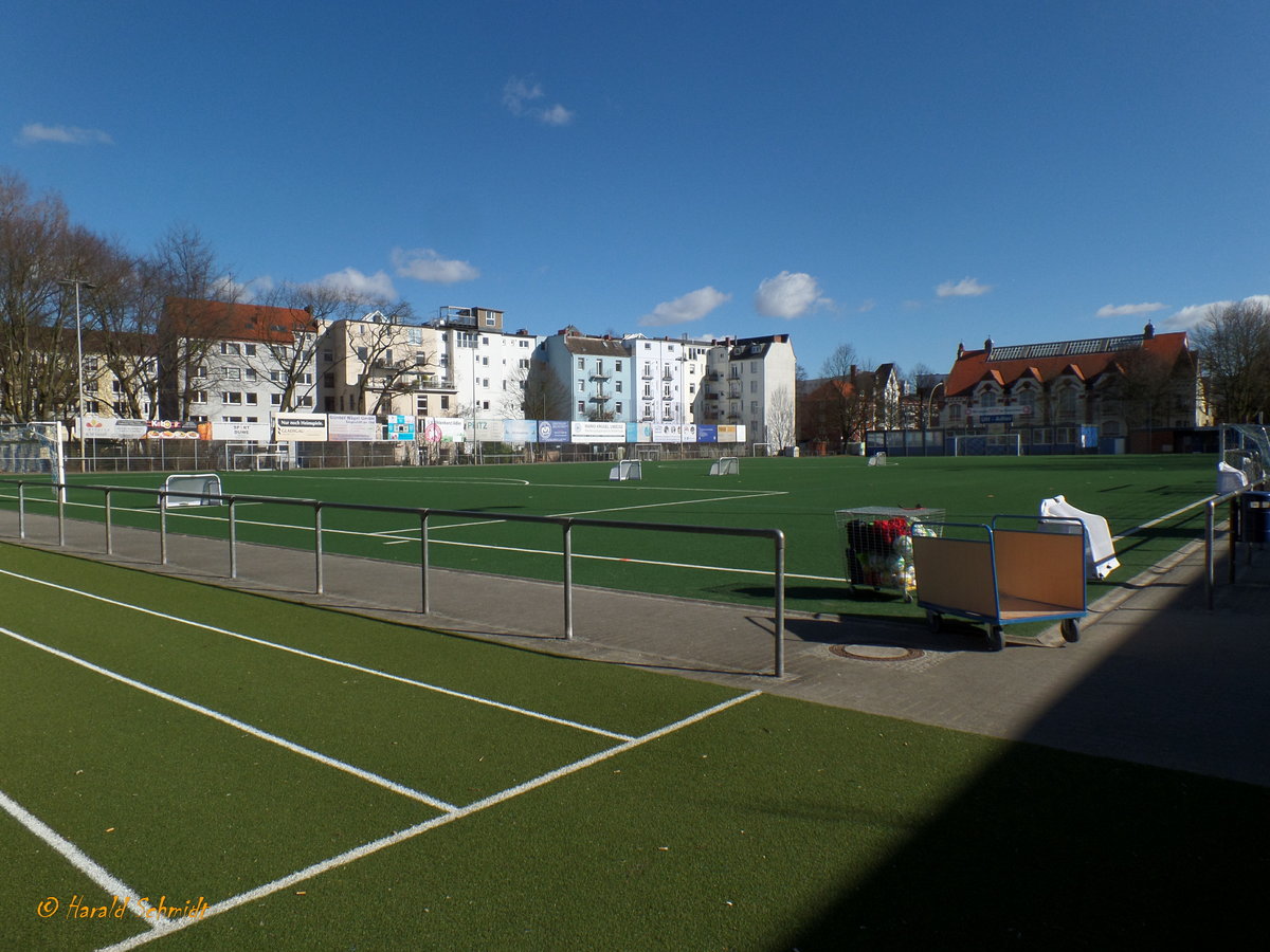 Hamburg am 20.3.2018: Sportanlage des Vereins „SV Uhlenhorst-Adler v. 1911/25 e.V.“  in Barmbek-Sd, rechts im Hintergrund die Bderland Bartholomus-Therme /