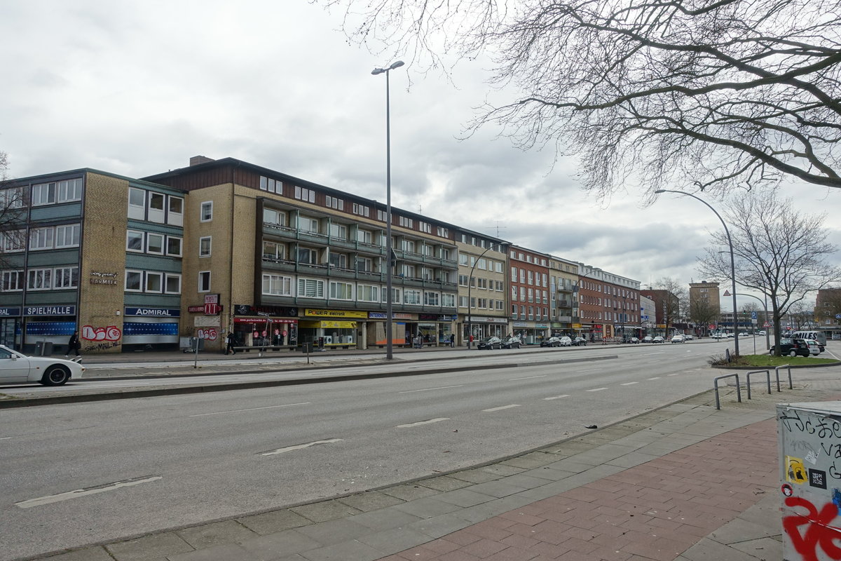 Hamburg am 20.3.2021: Frhlingsanfang, die „Hamburger Strae“, eine sonst sehr stark befahrenen Ausfallstrae in die stlichen Stadtteile an einem tristen Sonnabend, das sind die Snden zur autogerechten Stadt aus den 1950/60er Jahren  /