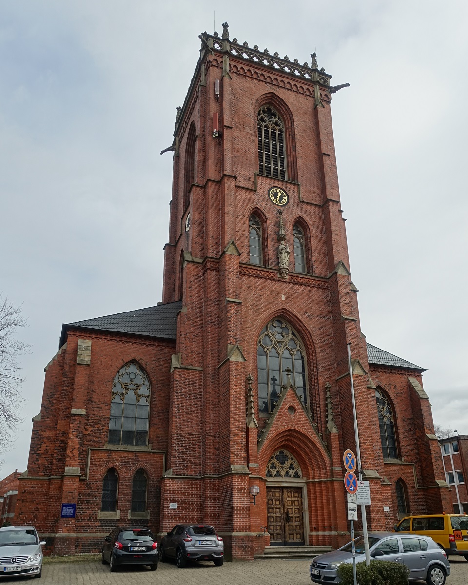 Hamburg am 20.3.2021: das Portal der unter Denkmalschutz stehenden 1900 erffneten rmisch-katholischen Pfarrkirche St. Sophien  / die Kirche steht im Stadtteil Barmbek-Sd und ist der Sophia von Rom geweiht  / sie wurde vom Reeder Wilhelm Anton Riedemann gestiftet / 1943 bte sie bei einem Bombenangriff u.a. ihren 16 Meter hohen Turmhelm ein / 1951 erhielt der Turm ein Flachdach /