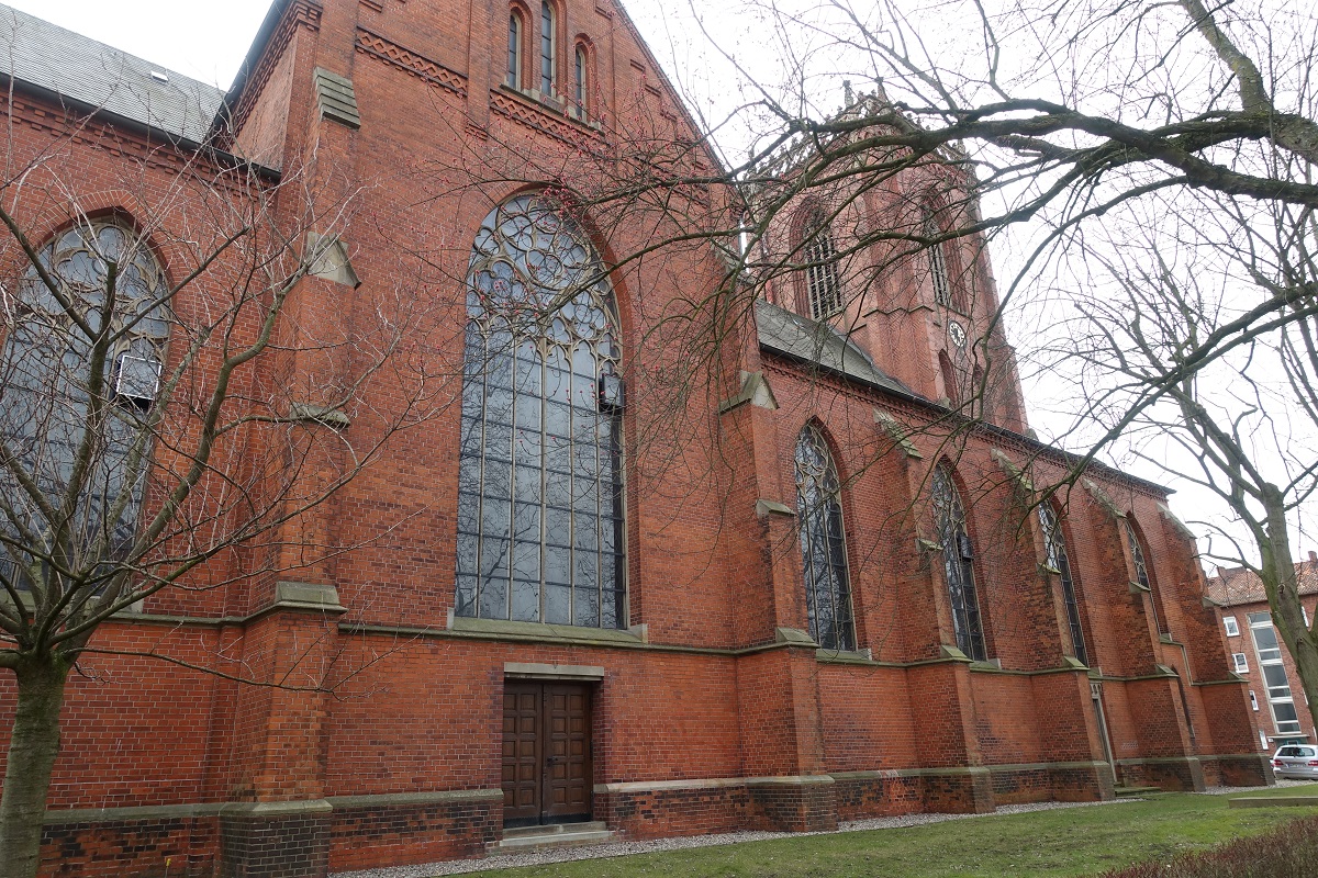 Hamburg am 20.3.2021: die Sdfassade der unter Denkmalschutz stehenden 1900 erffneten rmisch-katholischen Pfarrkirche St. Sophien / die Kirche steht im Stadtteil Barmbek-Sd und ist der Sophia von Rom geweiht  / sie wurde vom Reeder Wilhelm Anton Riedemann gestiftet / 1943 bte sie bei einem Bombenangriff u.a. ihren 16 Meter hohen Turmhelm ein / 1951 erhielt der Turm ein Flachdach /