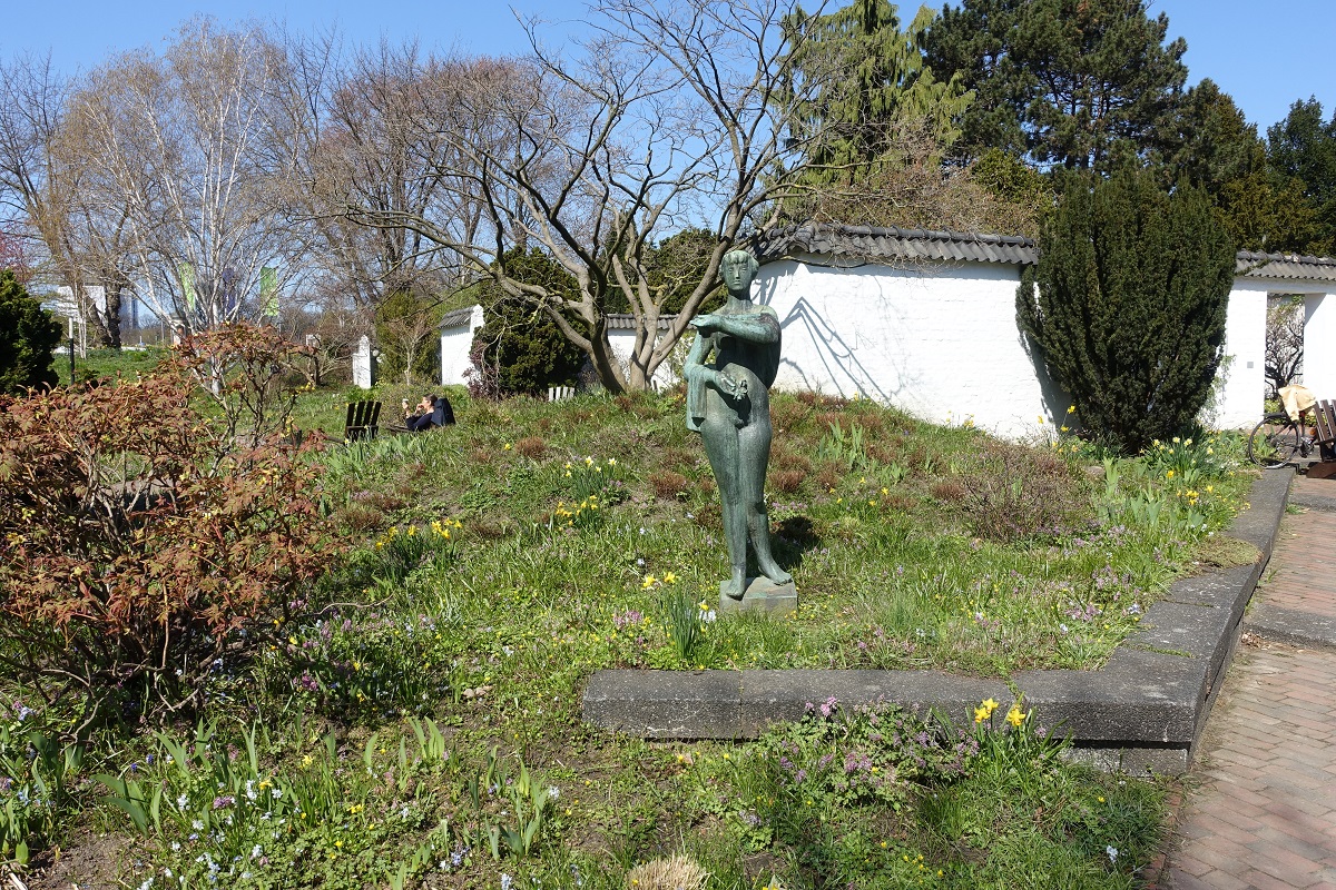 Hamburg am 20.4.2021: Bronze-Skulptur „Weibliche Gestalt“  1953 von Barbara Haeger erschaffen,  im Park Planten un Blomen /