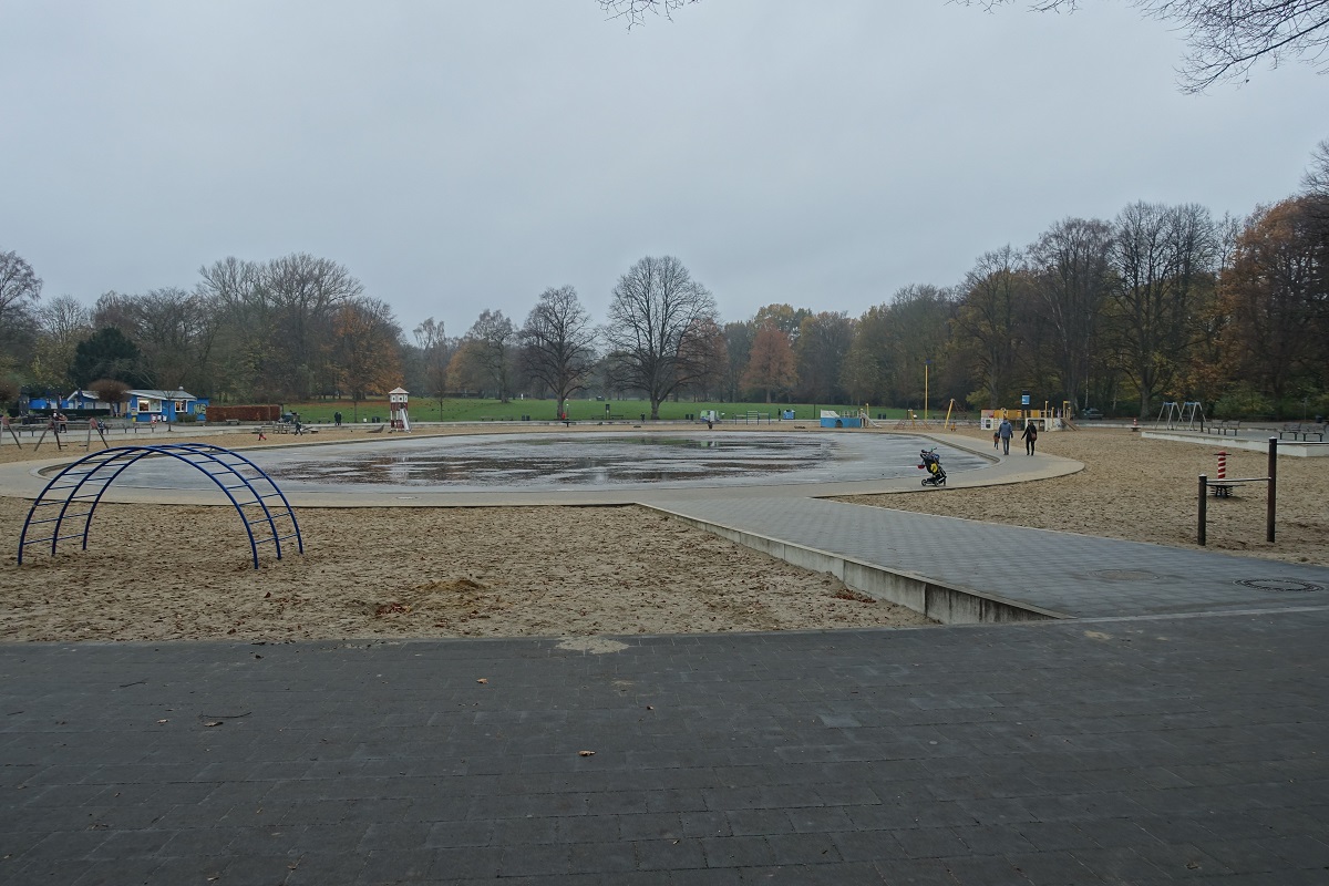 Hamburg am 21.11.2020: der groe Spielplatz am Planschbecken im Stadtpark (Stadtteil Winterhude) im tristen Winterbetrieb /