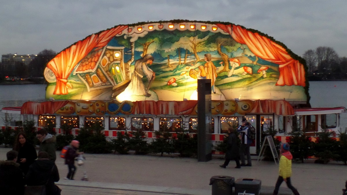 Hamburg am 2.12.2015: Mrchenschiff auf der Alster am Jungfernstieg / 
Die fnf Hamburger Mrchenschiffe gehren seit 30 Jahren zum Weihnachtsangebot Hamburgs. 2014 waren insgesamt 26.500 kleine Gste dabei. ber 10.000 kleine Keksbcker backen auf den Schiffen jhrlich weit ber 100.000 Kekse und anderes Gebck. 
Das Theaterschiff, das Cafschiff, das Traumschiff und die zwei Backschiffe liegen auf der Binnenalster am Jungfernstieg, jedes Schiff hat ein anderes Mrchenmotiv.
