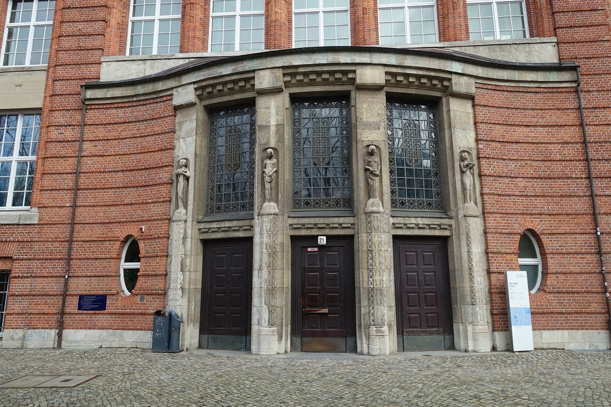 Hamburg am 21.2.2023: Eingang des Hauptgebudes der Hochschule fr Angewandte Wissenschaft (HAW) am Campus Berliner Tor, frher Ingenieurschule fr Maschinenbau, Das Gebude wurde zwischen 1910 und 1922 von Fritz Schumacher fr die damaligen Technischen Staatslehranstalten erbaut. /