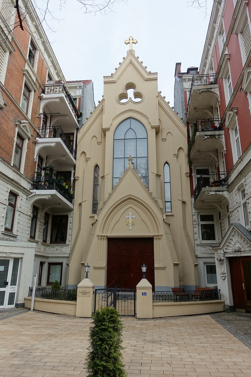 Hamburg am 21.3.2021: Blick von der Straße/Eingang auf die 1899 erbaute katholisch-apostolische Kirche im Stadtteil Uhlenhorst, sie wurde zwischen 2 Wohnhäusern erbaut
