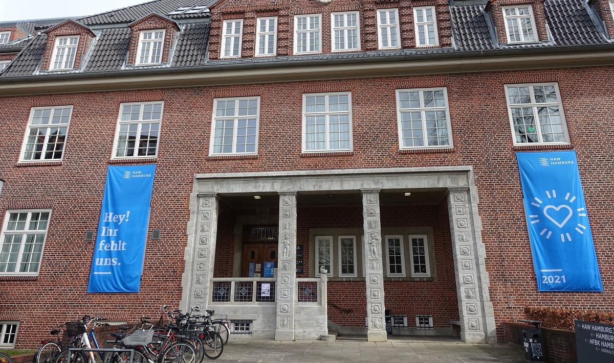 Hamburg am 21.3.2021: Eingang zur ehemaligen Frauenklinik Finkenau im Stadtteil Uhlenhorst, heute befindet sich in diesem Gebäudekomplex  u.a. der Kunst- und Mediencampus Hamburg und Teile der Hochschule für Angewandte Wissenschaften Hamburg /