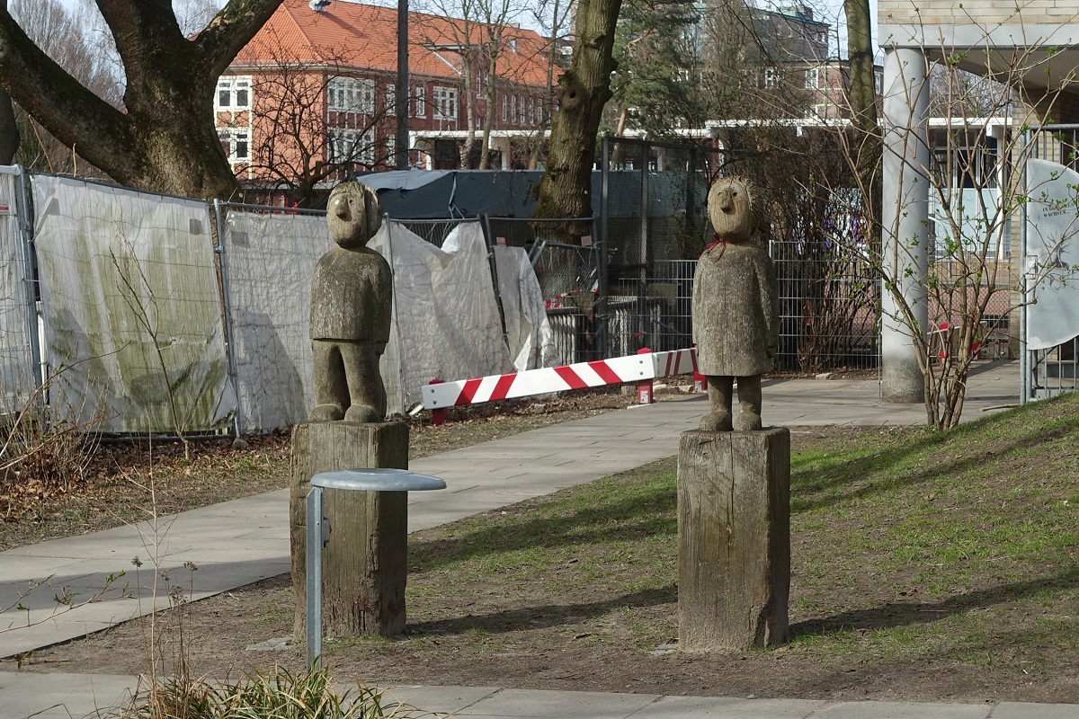 Hamburg am 21.3.2021: Figuren im Eingangsbereich der Kindertagessttte PAS Uferstrae.