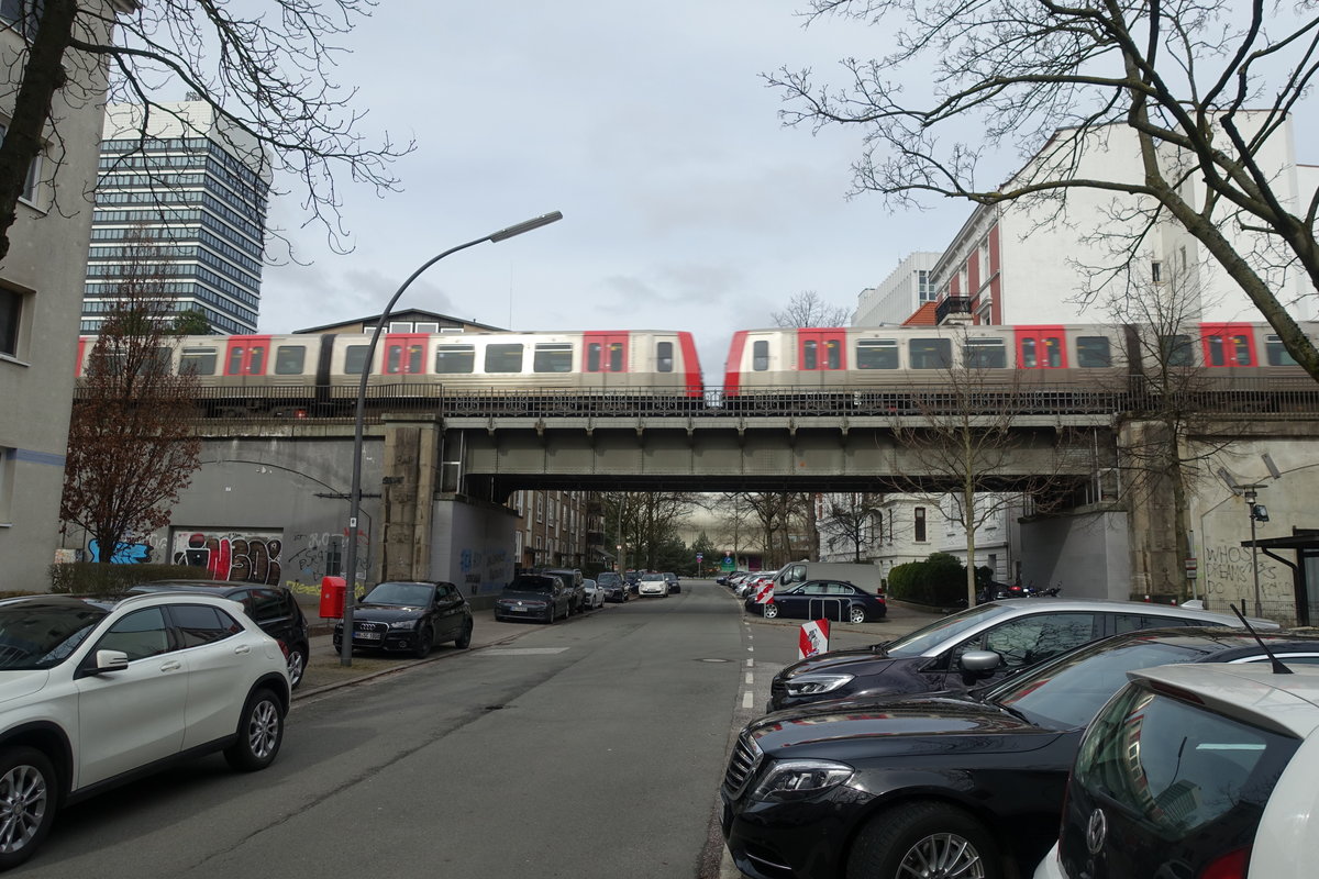 Hamburg am 21.3.2021: die Strae „Finkenau“ in Barmbek-Sd mit der darber fhrenden U-Bahn, (in diesem Fall Hochbahn) der Ringlinie U3 /