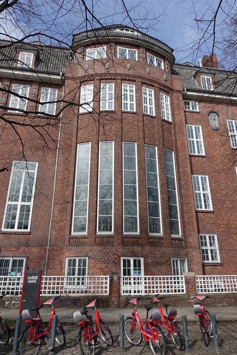 Hamburg am 21.3.2021: Treppenhalle von auen des Hauptgebudes der Hochschule fr bildende Knste (/HFBK) am Lerchenfeld (Uhlenhorst) mit den Hellglasfenster Die Schnheit als Botschaft von Carl Otto Czeschka. Das Gebude wurde 1911 bis 1913 fr die Freie und Hansestadt Hamburg erbaut. /