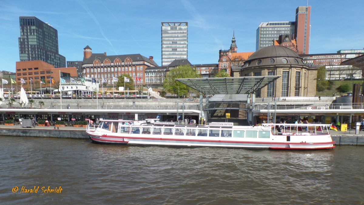 Hamburg am 21.4.2015: Landungsbcken mit einem Teil des Stadtteiles St. Pauli (unten von links: Bernhard-Nocht-Institut, Eingang zum alten Elbtunnel, oben das brauquartier 9