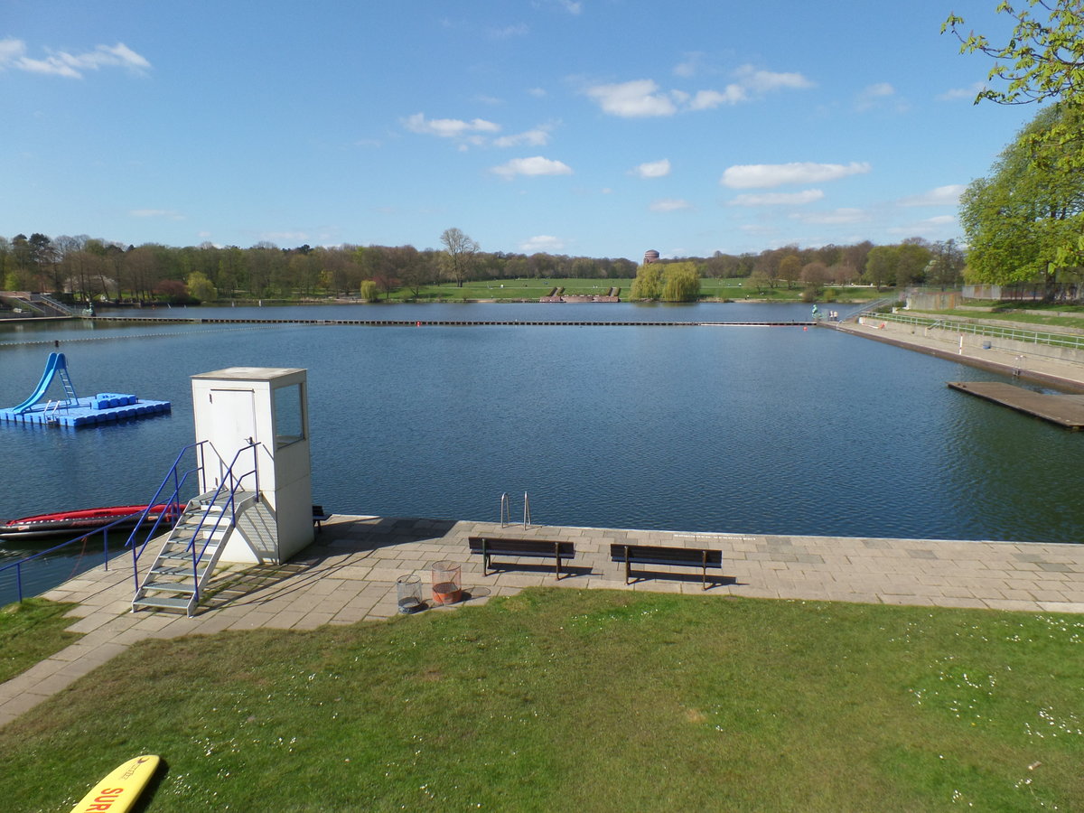 Hamburg am 21.4.2016: Blick ber den Stadtparksee zum Planetarium /  noch sieht es sehr frisch aus, in ein paar Wochen wird im vorderen Becken wieder geschwommen, whrend sich im hinteren See die Kanufahrer und andere verlustieren und auf der dahinterliegenden Stadtparkwiese reges Leben herrscht – nicht nur bei Sonne /