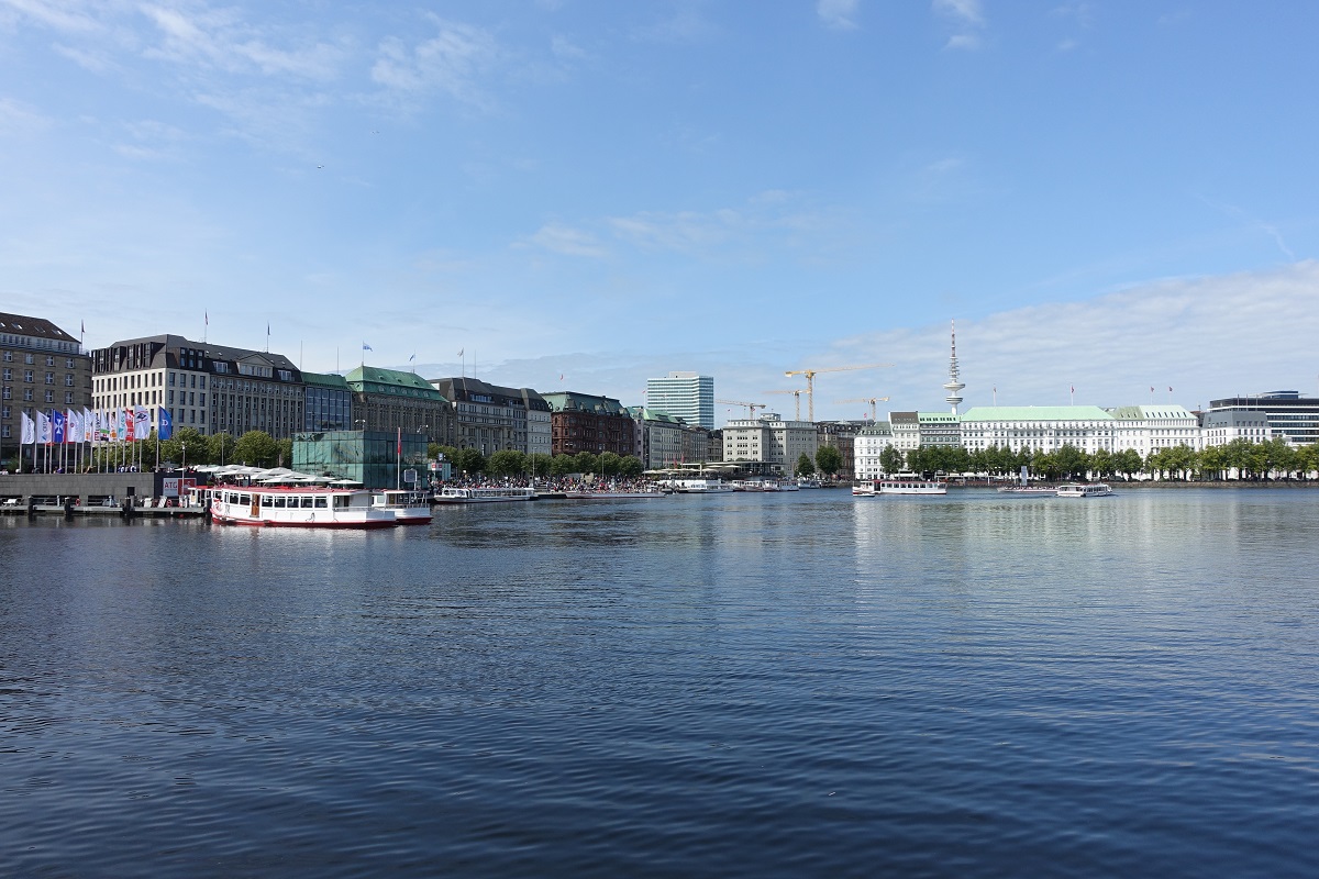 Hamburg am 21.8.2021: Teilansicht der Binnenalster mit der Alsterschiffsanlegestelle am Jungfernstieg,  und neuem Jungfernstieg  /