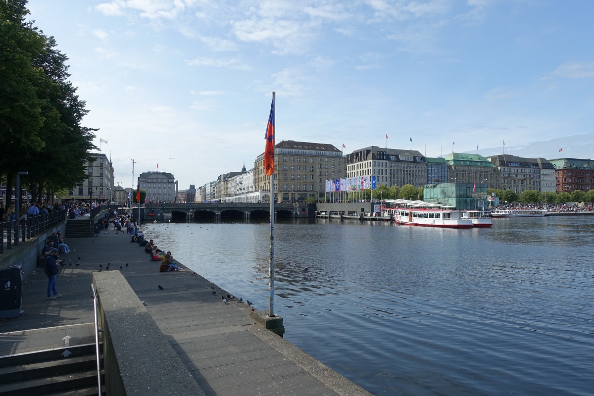 Hamburg am 21.8.2021: Teilansicht der Binnenalster  vom Ballindamm zur Reesendammbrcke /