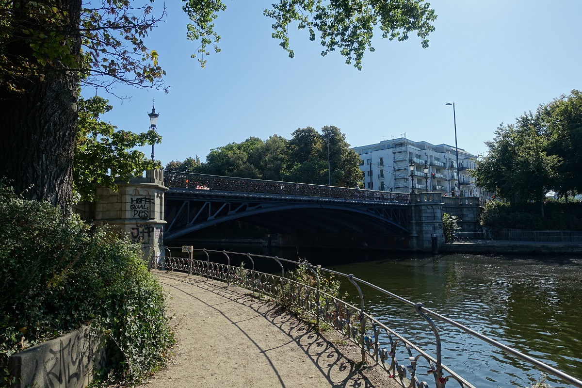 Hamburg am 21.9.2020: Schwanenwikbrcke / 1874-1878 nach Plnen von  Franz Andreas Meyer  erbaut, sie fhrt ber die hier in die Auenalster mndende Wandse (Mundsburgkanal), ber die Brcke fhrt die Strae Schwanenwik, sie liegt auf der Grenze zwischen den Stadtteilen Hohenfelde und Uhlenhorst  /