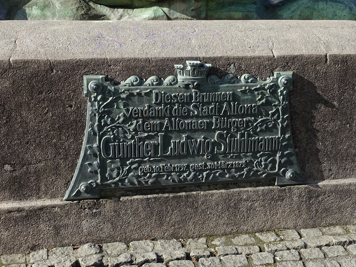 Hamburg am 22.2.2021: Inschrift am Stuhlmannbrunnen in Altona auf dem Platz der Republik, nach Plnen des Berliner Bildhauers Paul Trpe, Einweihung  1.Juni 1900 /