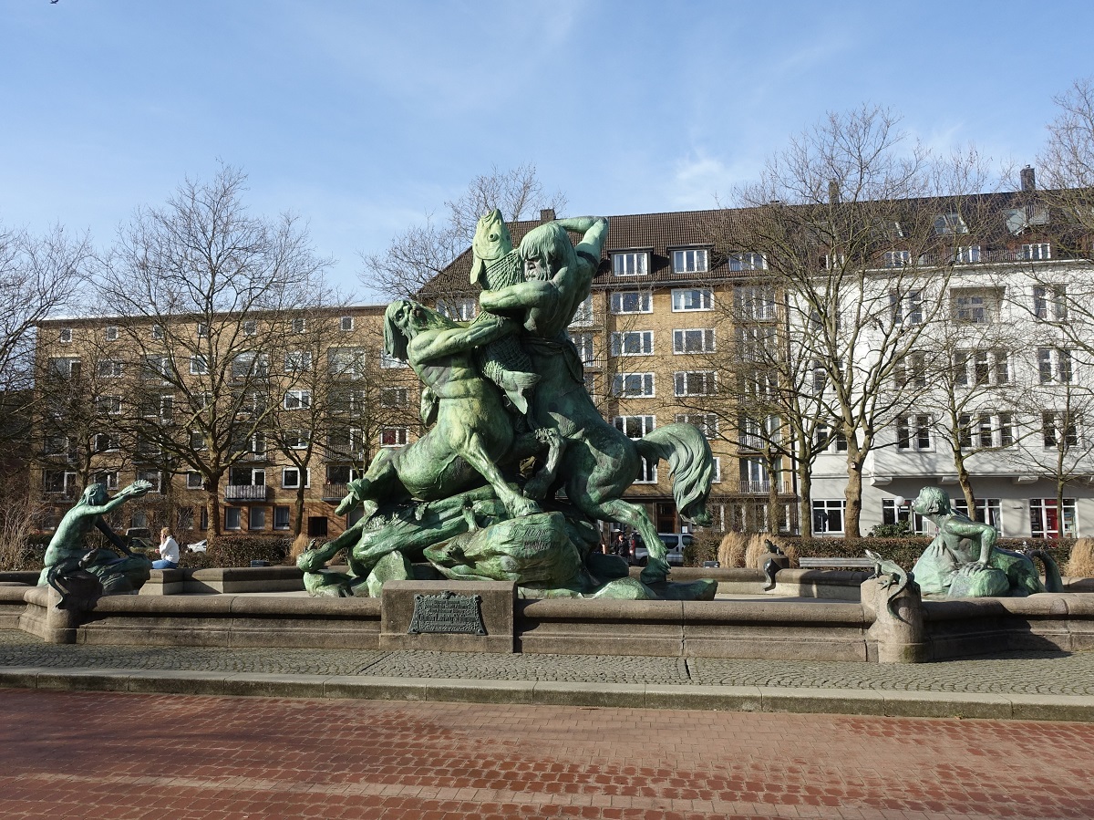 Hamburg am 22.2.2021: Stuhlmannbrunnen in Altona auf dem Platz der Republik, nach Plnen des Berliner Bildhauers Paul Trpe, Einweihung  1.Juni 1900, benannt nach seinem Stifter Gnther Ludwig Stuhlmann, Grnder und Direktor der Altonaer Gas- und Wasseranstalt AG,