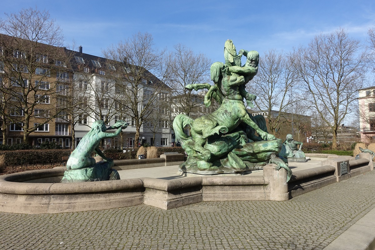 Hamburg am 22.2.2021: Stuhlmannbrunnen in Altona auf dem Platz der Republik, nach Plnen des Berliner Bildhauers Paul Trpe, Einweihung  1.Juni 1900, benannt nach seinem Stifter Gnther Ludwig Stuhlmann, Grnder und Direktor der Altonaer Gas- und Wasseranstalt AG,