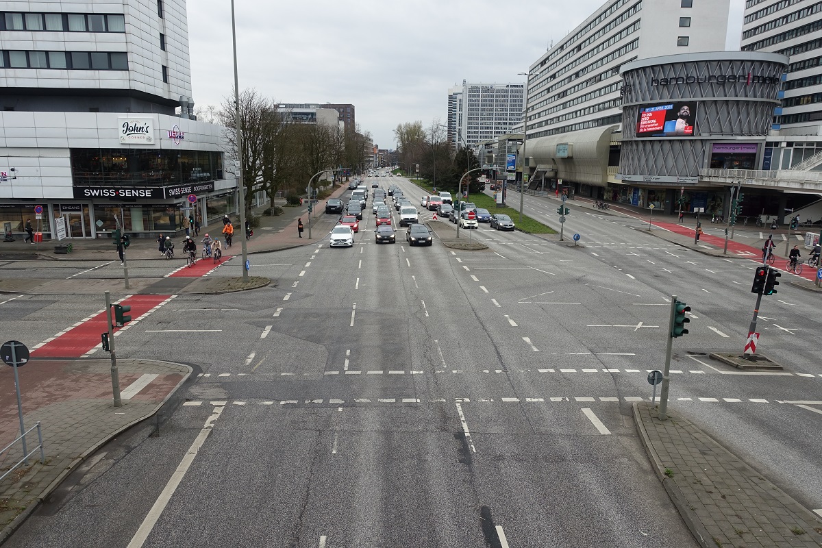 Hamburg am 22.3.2023: der Stadtteil Barmbek-Sd wird von Sd nach Nord von den parallel verlaufenden Straen  „Hamburger Strae“ (bis 2005 B 434) (rechts in Richtung Innenstadt)  und „Oberaltenallee“ (links stadtauswrts verlaufend) durchzogen /