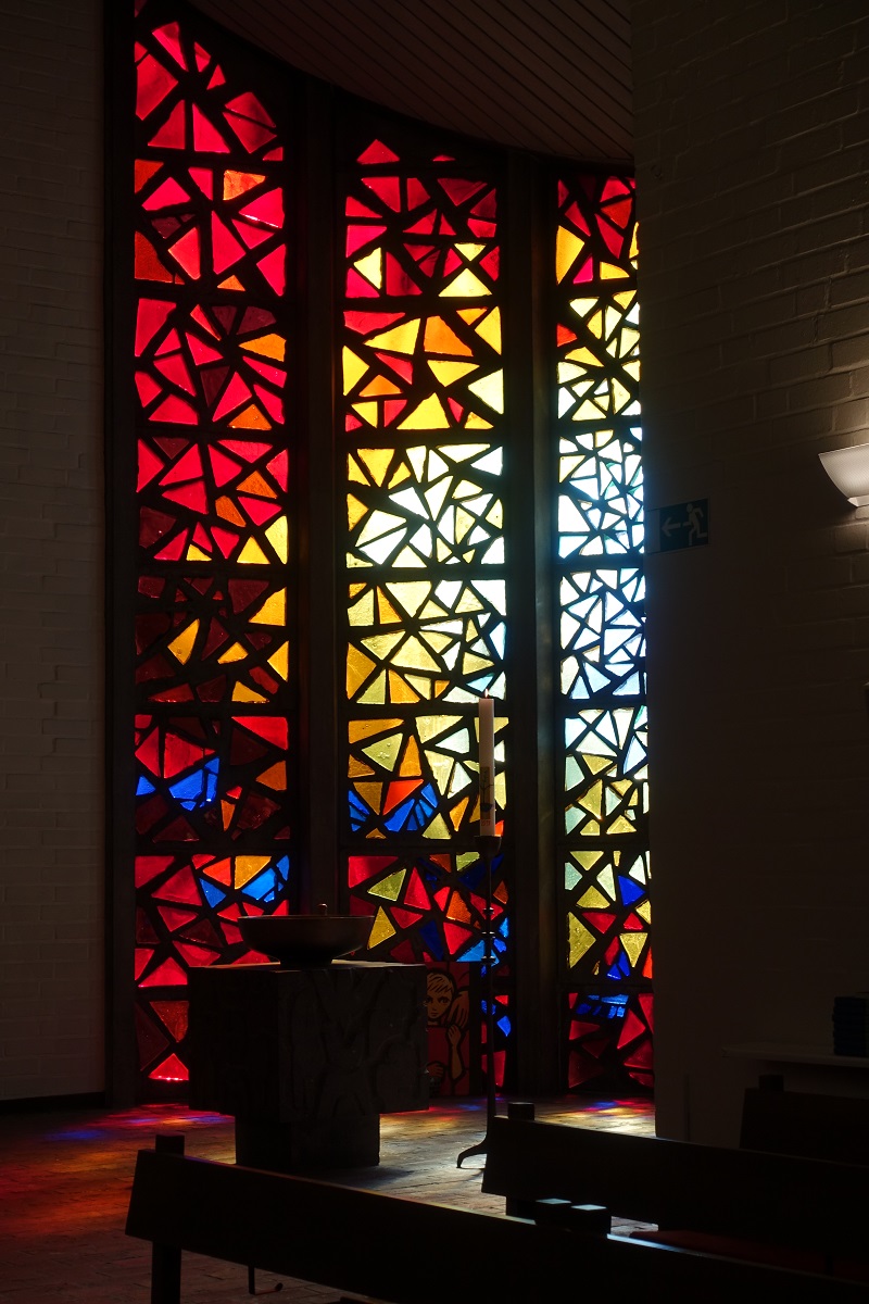 Hamburg am 22.4.2019: Glasfenster in der Jubilate-Kirche der Ev.-Luth. Kirche in Billstedt (Schiffbek und jendorf), die Kirche wurde 1967 erbaut / 