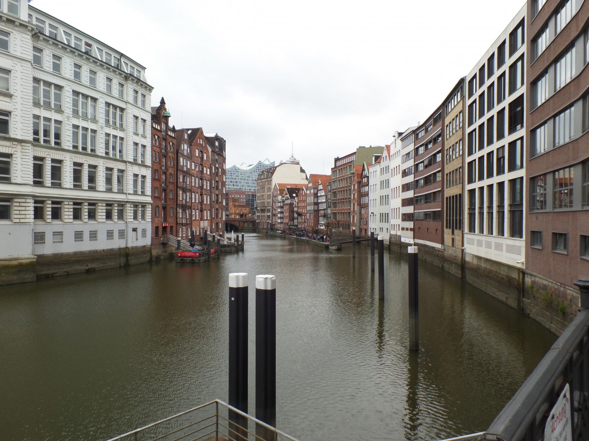 Hamburg am 22.9.2015: Nikolaifleet, rechts die Rckseite der Deichstr., links die der Strae Cremon /