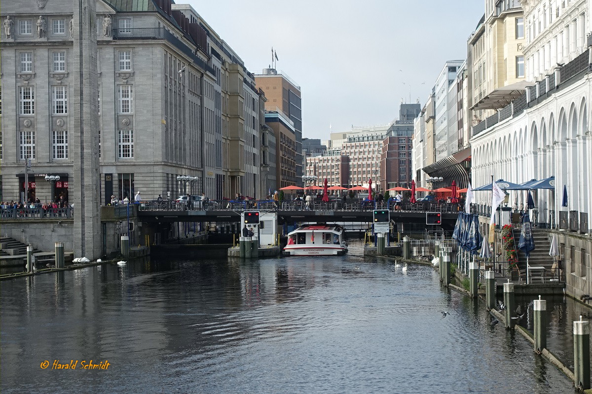 Hamburg am 22.9.2021: Kleine Alster mit Rathausschleuse in die gerade ein Alsterschiff einfhrt, um nach der Schleusung durch das Alsterfleet und an dessen Ende durch die Schaartorschleuse in die Elbe zu fahren /