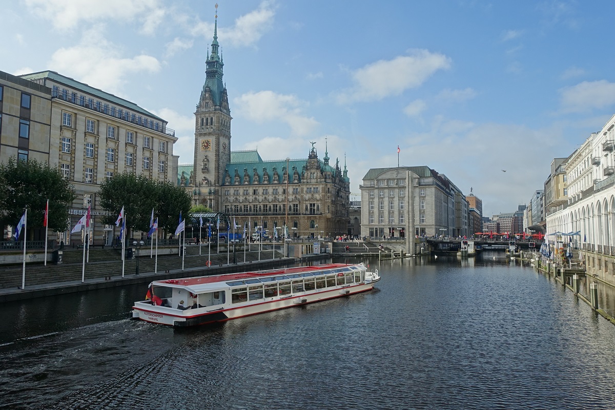Hamburg am 22.9.2021: Rathaus, Kleine Alster mit Rathausschleuse auf die gerade ein Alsterschiff zusteuert  /