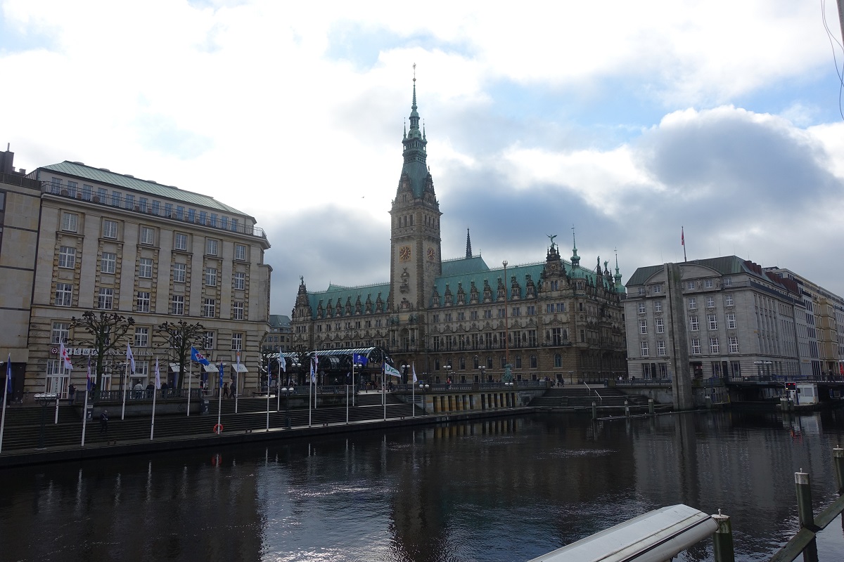 Hamburg am 23.1.2022: Blick von den Alsterarkaden ber die Kleine Alster zum Rathaus /