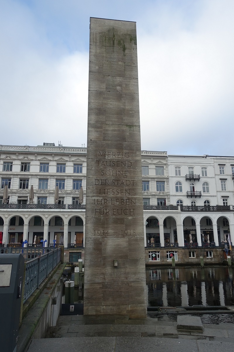 Hamburg am 23.1.2022: Hamburger Ehrenmal  „fr die Gefallenen beider Weltkriege“ / 1930-32 erschaffenen Stele mit dem Text „Vierzigtausend Shne der Stadt lieen ihr Leben fr Euch — 1914–1918“, zur Erinnerung an die Gefallenen des Ersten Weltkriegs,  auf der Rckseite befindet sich das 1931 entstandenen Relief „Trauernde Mutter mit Kind“ von Ernst Barlach /