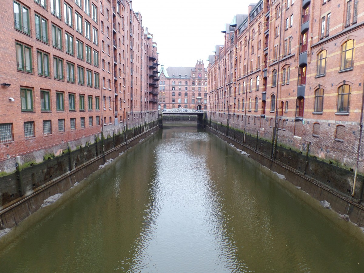 Hamburg am 23.2.2015: Speicherstadt, Wandrahmsfleet bei Niedrigwasser von der Wandbereiter Brcke gesehen