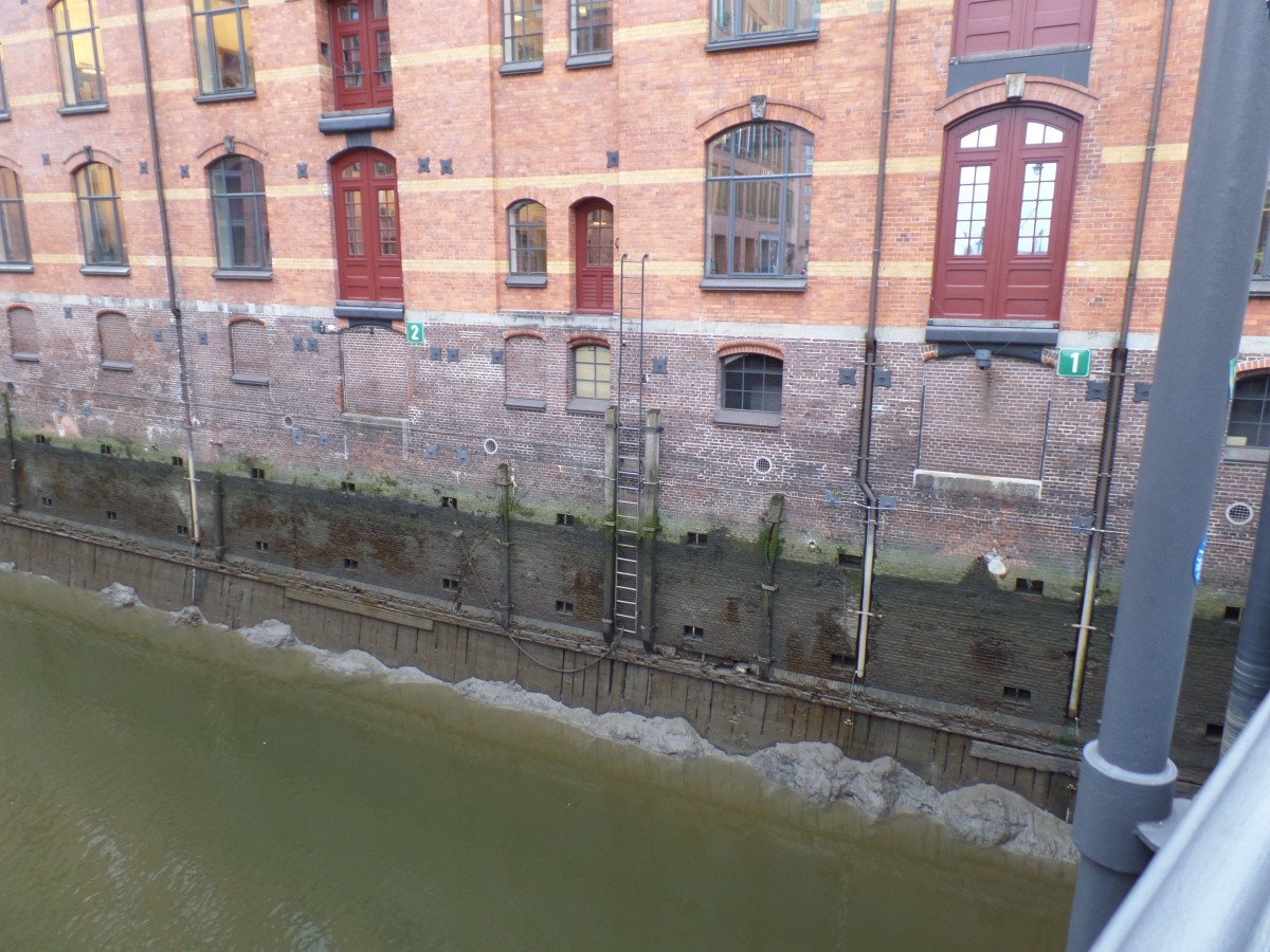 Hamburg am 23.2.2015: Speicherstadt, Wandrahmsfleet bei Niedrigwasser, der Schlick ist bereits zu sehen, die Unterkonstruktion des Speichers ist gut zu erkennen, 