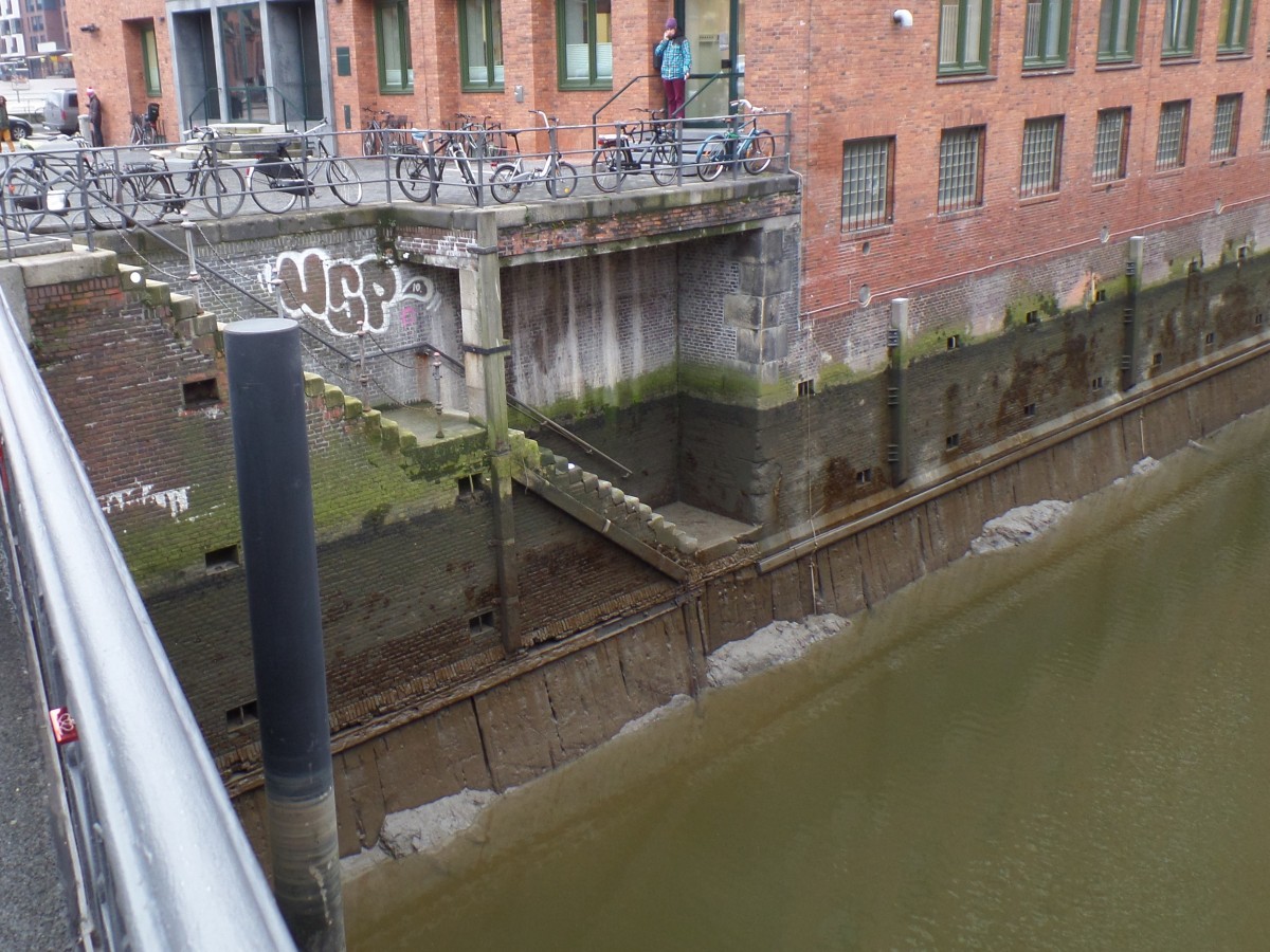 Hamburg am 23.2.2015: Speicherstadt, Wandrahmsfleet bei Niedrigwasser, die Treppe dient dazu, bei jedem Wasserstand ein dort liegendes Schiff zu betreten