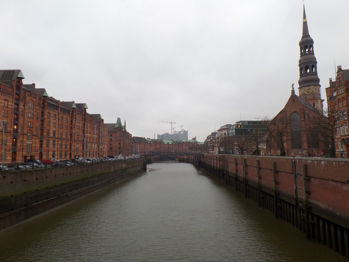 Hamburg am 23.2.2015: Speicherstadt, Zollkanal, rechts St. Katharinen