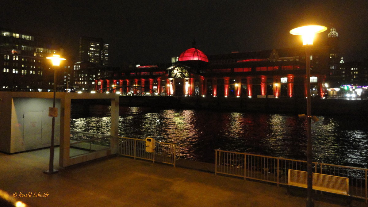 Hamburg am 23.3.2017 um 20:37 Uhr: Elbe, alte Altonaer Fischauktionshalle, jetzt Veranstaltungsort, von Bord einer HADAG-Fhre fotografiert  /