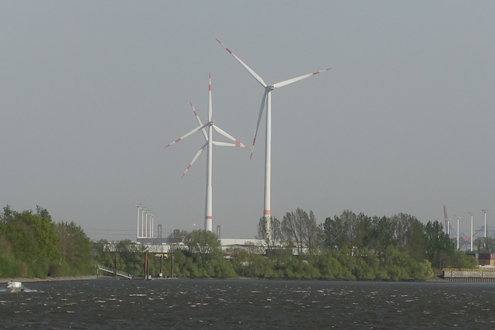 Hamburg am 23.4.2019: Windrder der Windkraftanlage  Dradenau in Waltershof, 2x Nordex N100/2500, 1x Nordex N 100/2400, Gesamtleistung: 7,4 MW, Betreiber: Hamburg Energie /