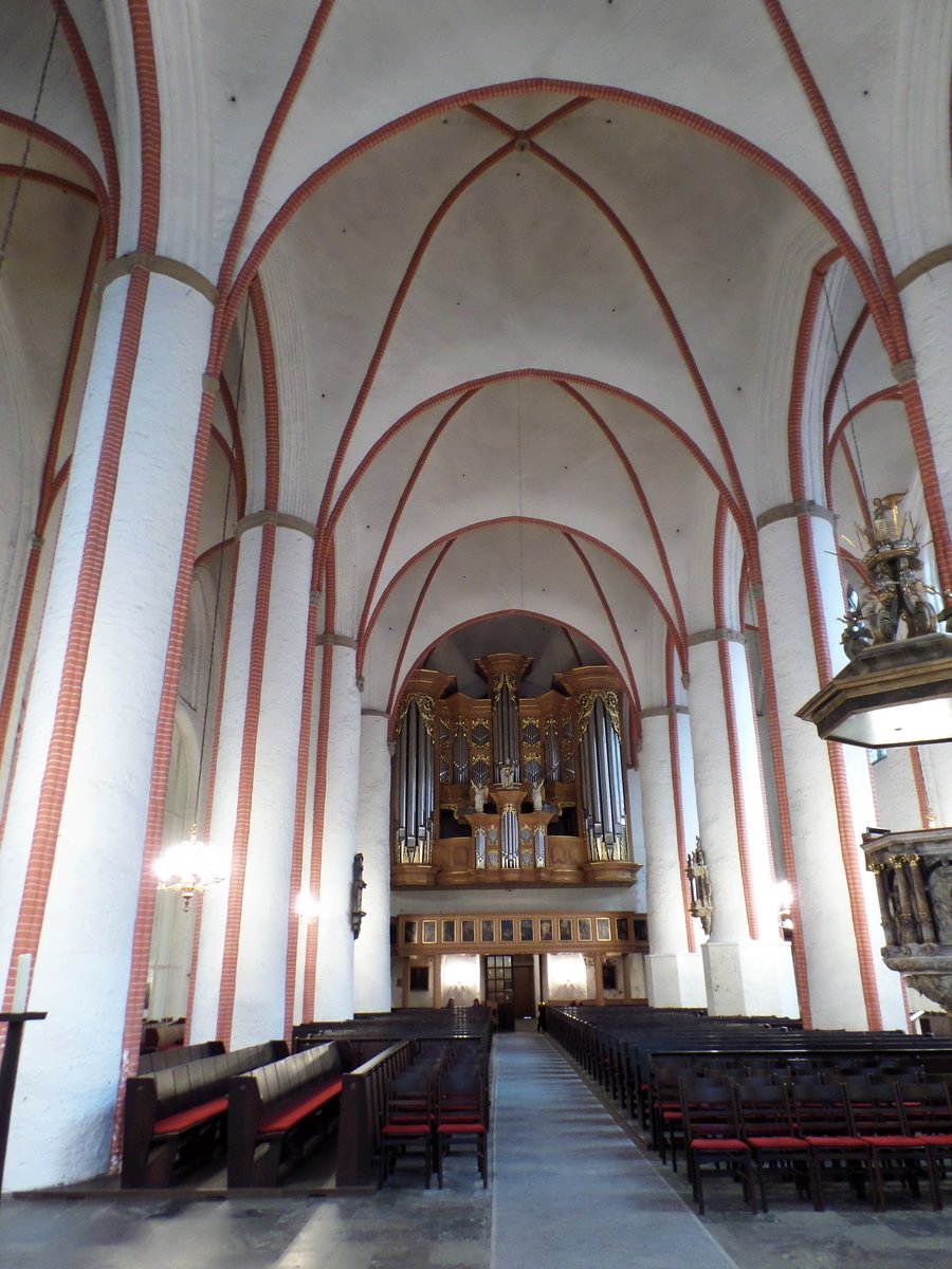 Hamburg am 23.6.2018: Hauptkirche Sankt Jacobi in der Steinstrae, Blick nach Westen durch das Kirchenschiff / eine der 5 evangelisch-Lutherischen Hauptkirchen  / ein mittelalterlichen Bau in der Stadtmitte / 
