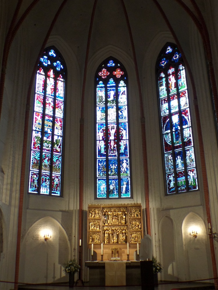 Hamburg am 23.6.2018: Hauptkirche Sankt Jacobi in der Steinstrae / eine der 5 evangelisch-Lutherischen Hauptkirchen / ein mittelalterlichen Bau in der Stadtmitte / Die Glasmalerei von Charles Crodel an den Chorfenstern entstanden 1959–1963 /
23.07.2018 Harald Schmidt