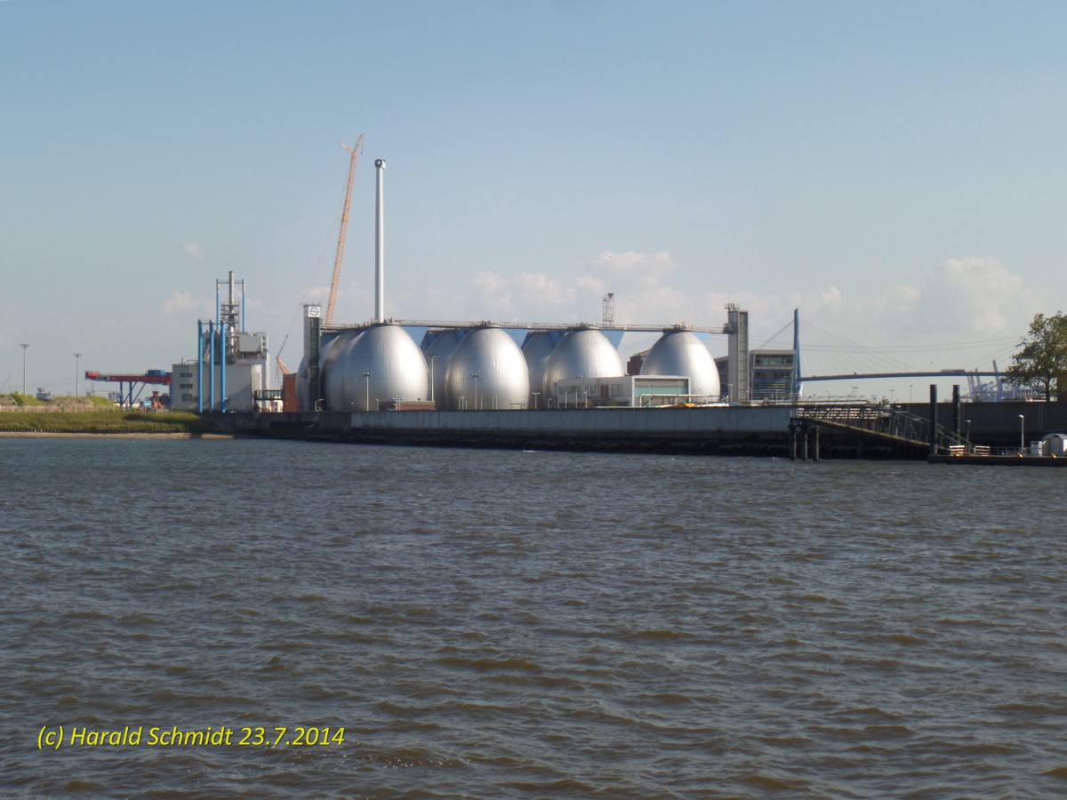 Hamburg am 23.7.2014: Das Klrwerk Dradenau der Hamburger Stadtentwsserung von Bord eines Fhrschiffes fotografiert.