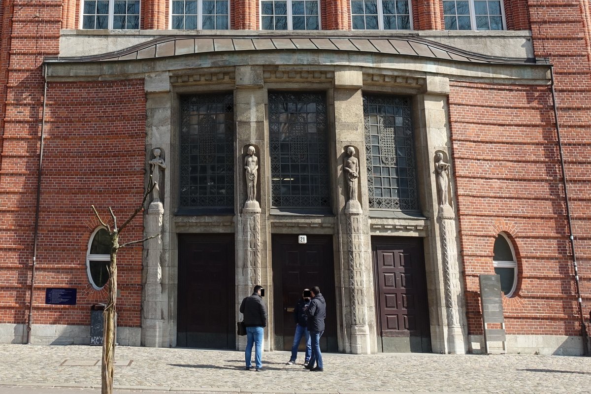 Hamburg am 2.4.2019: Haupteingang der ehemaligen „Ingenieursschule“ am Berliner Tor 21. Heute Hochschule fr Angewandte Wissenschaften (HAW), Von 1911 bis 1914 nach dem Entwurf des damaligen Baudirektors Fritz Schumacher erbaut. 