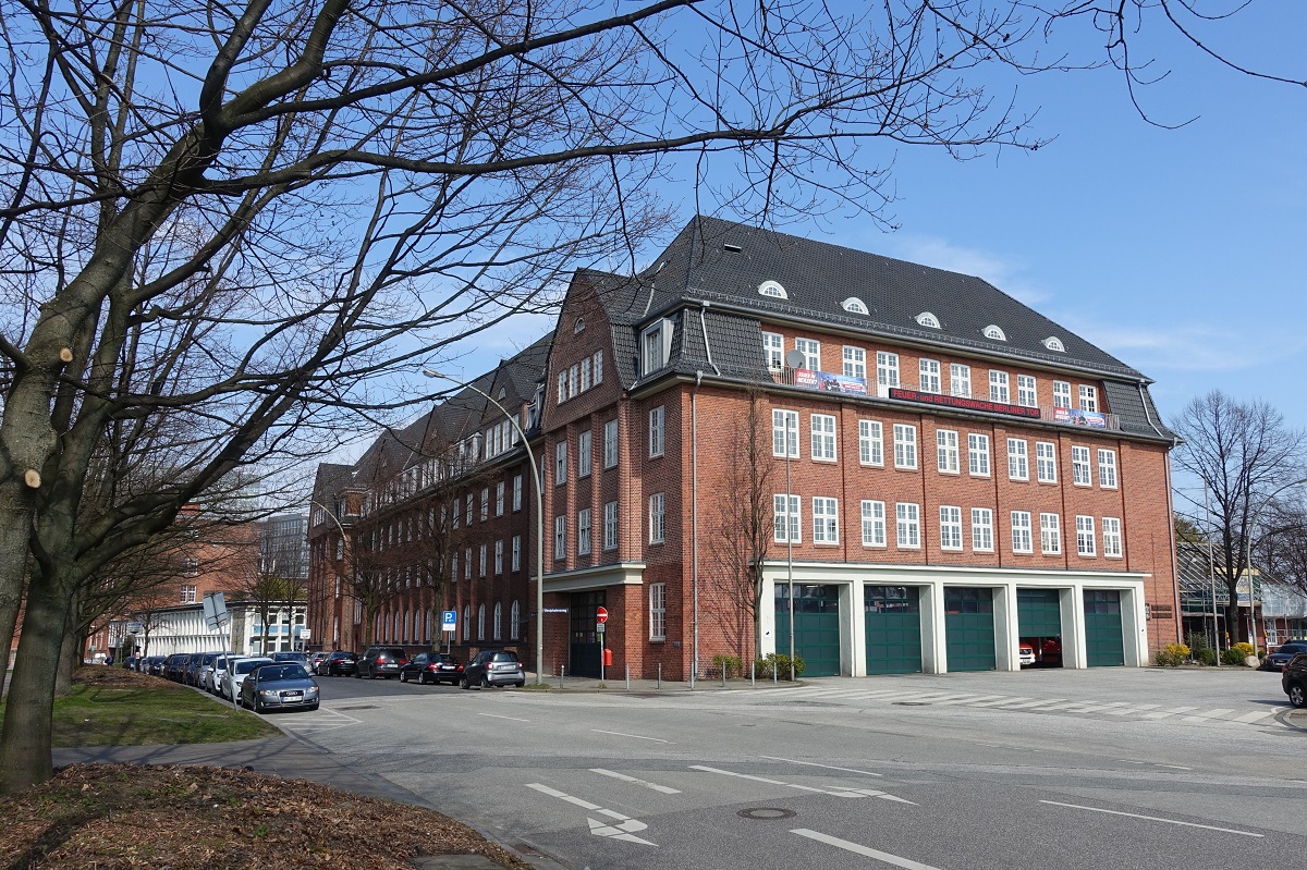 Hamburg am 2.4.2019: Hauptfeuerwache Berliner Tor, denkmalgeschtztes Dienstgebude im Stadtteil St. Georg, erbaut 1914 bis 1922 nach Plnen von Fritz Schumacher, 1944 zerstrt, bis 1953 wieder aufgebaut , heute Feuer- und Rettungswache F 22 der Hamburger Berufsfeuerwehr, 