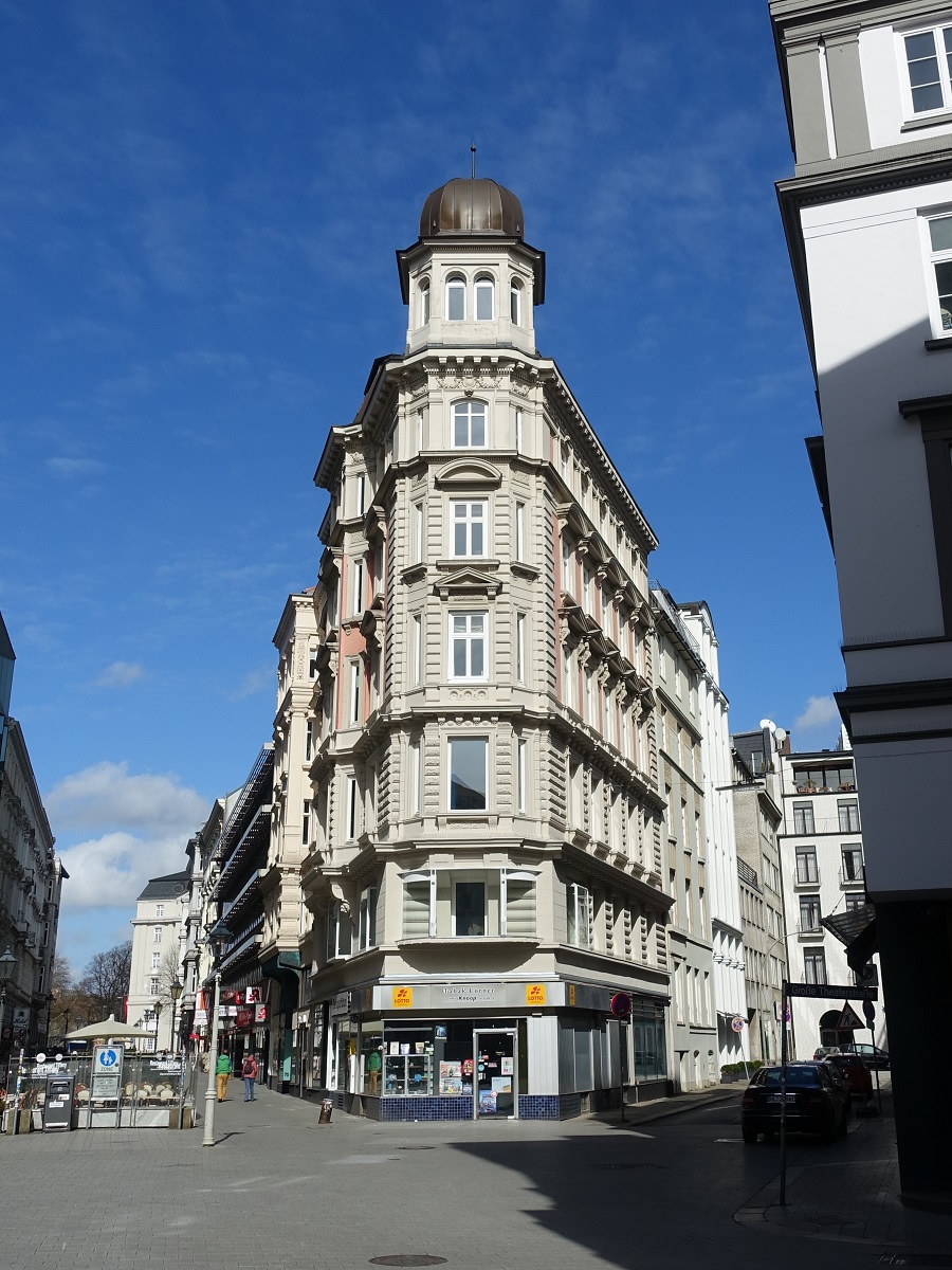 Hamburg am 24.3.2019: Blick Richtung Norden auf das Eckhaus Colonnaden/Fehlandtstr.