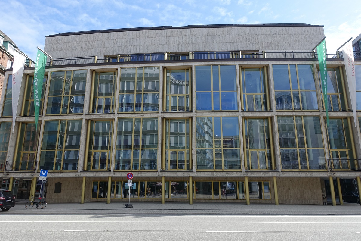 Hamburg am 24.3.2019: Frontansicht der „Hamburgische Staatsoper“ an der Dammtorstrae in der Hamburger Neustadt, das Opernhaus blickt auf eine ber 300-jhrige Geschichte zurck, weiterhin haben hier das „Philharmonische Staatsorchester Hamburg“ sowie das „Hamburg Ballett“ ihr zuhause   /