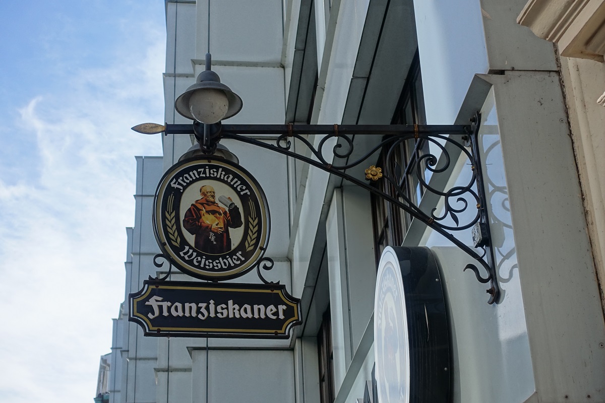 Hamburg am 24.3.2019: Gasthausschild in der Hamburger Neustadt /