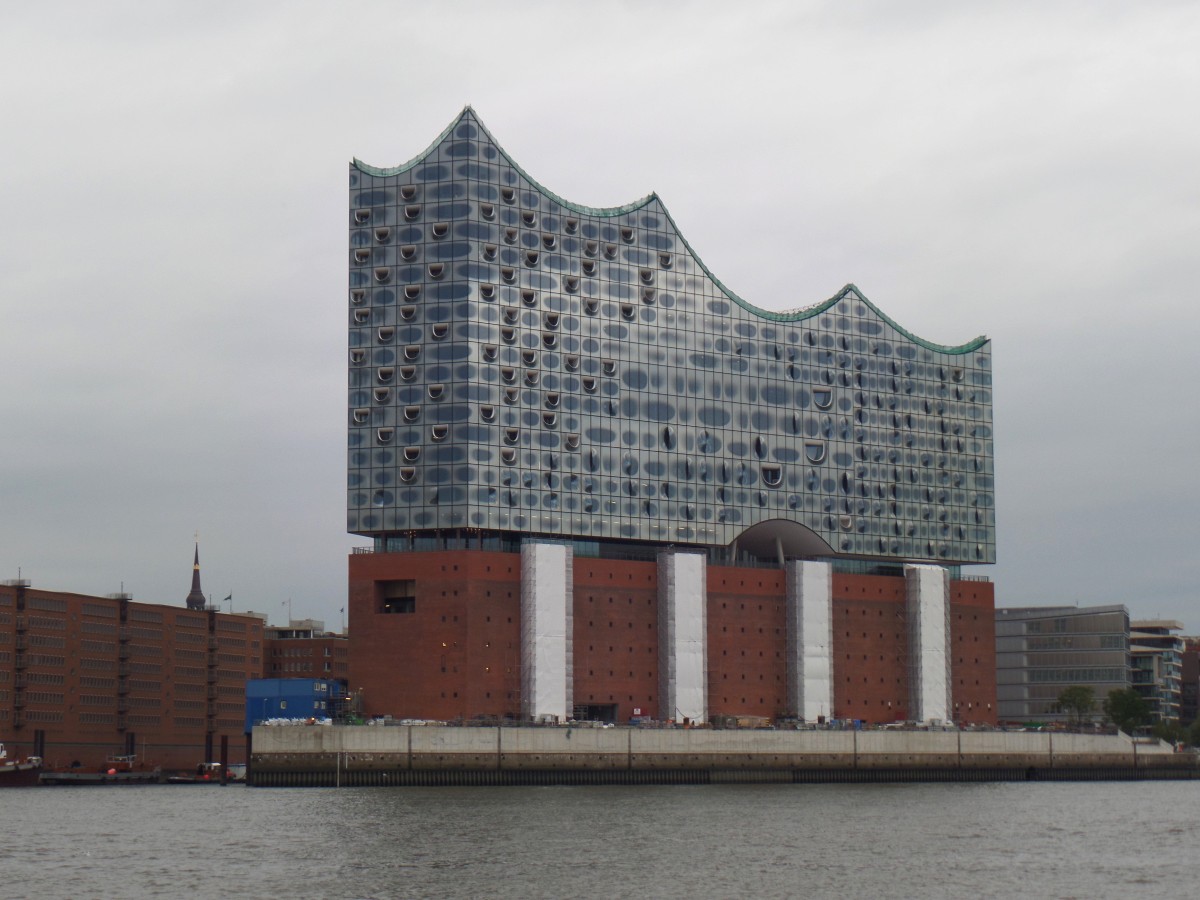 Hamburg am 24.9.2015: die Elbphilharmonie ohne Gerüste von der Elbe aus gesehen