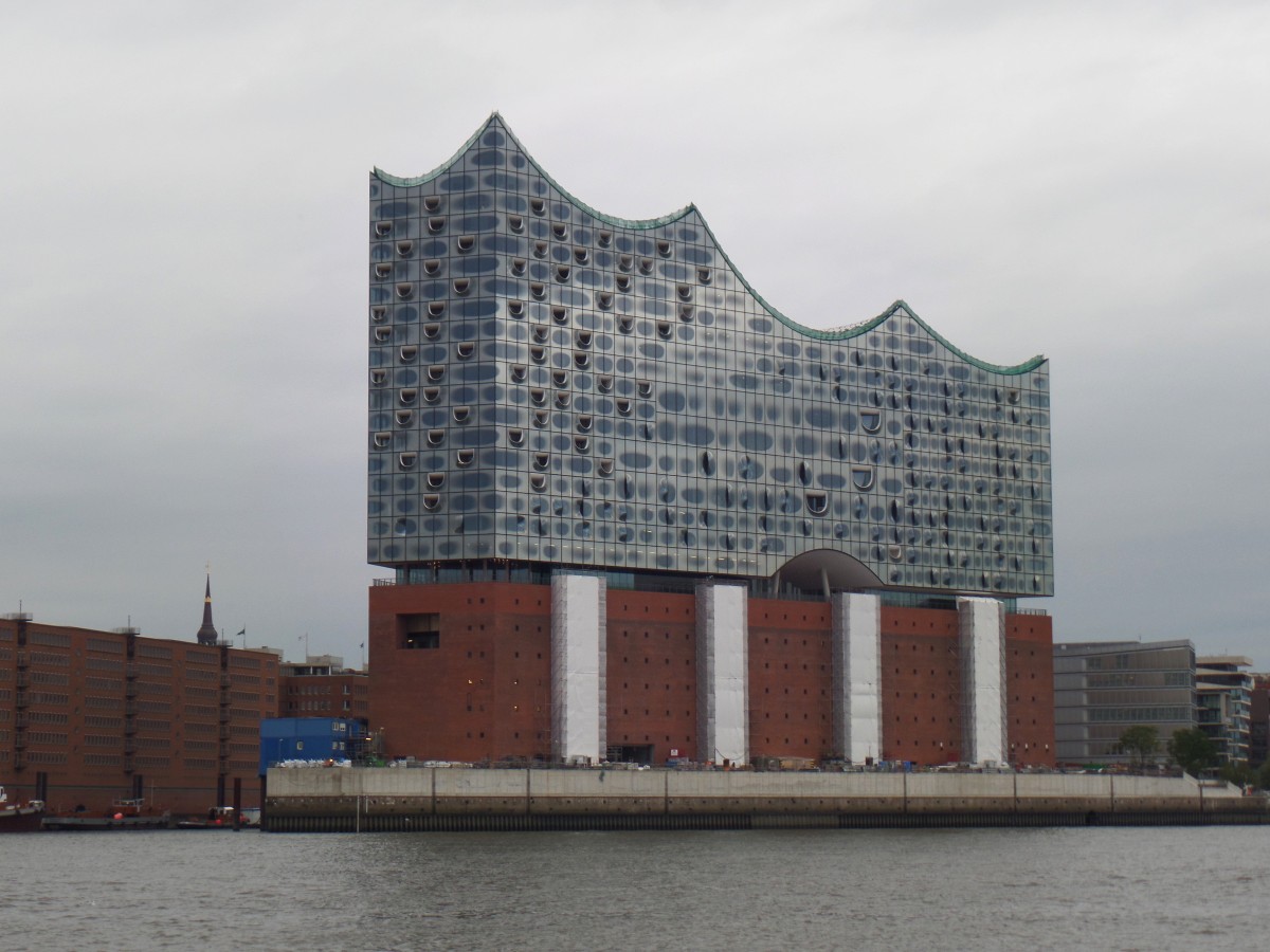 Hamburg am 24.9.2015: die Elbphilharmonie ohne Gerste von der Elbe aus gesehen